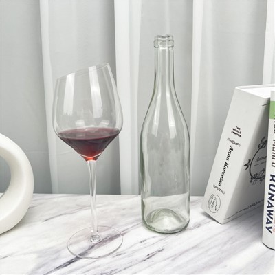 Kirkas lasiviinipullo